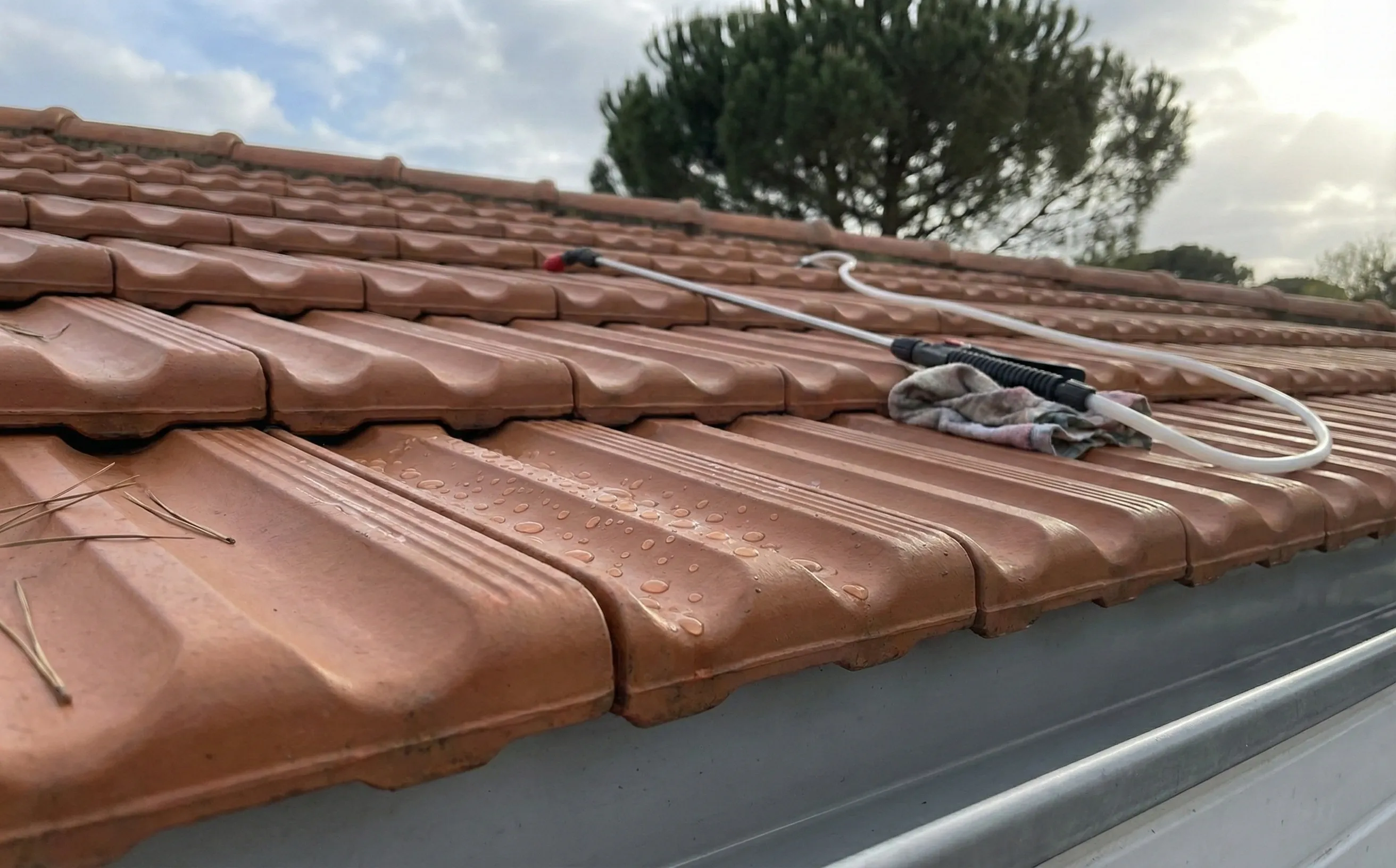 Application d'hydrofuge incolore sur tuiles mécaniques après démoussage sur pavillon à Pessac Cap de Bos