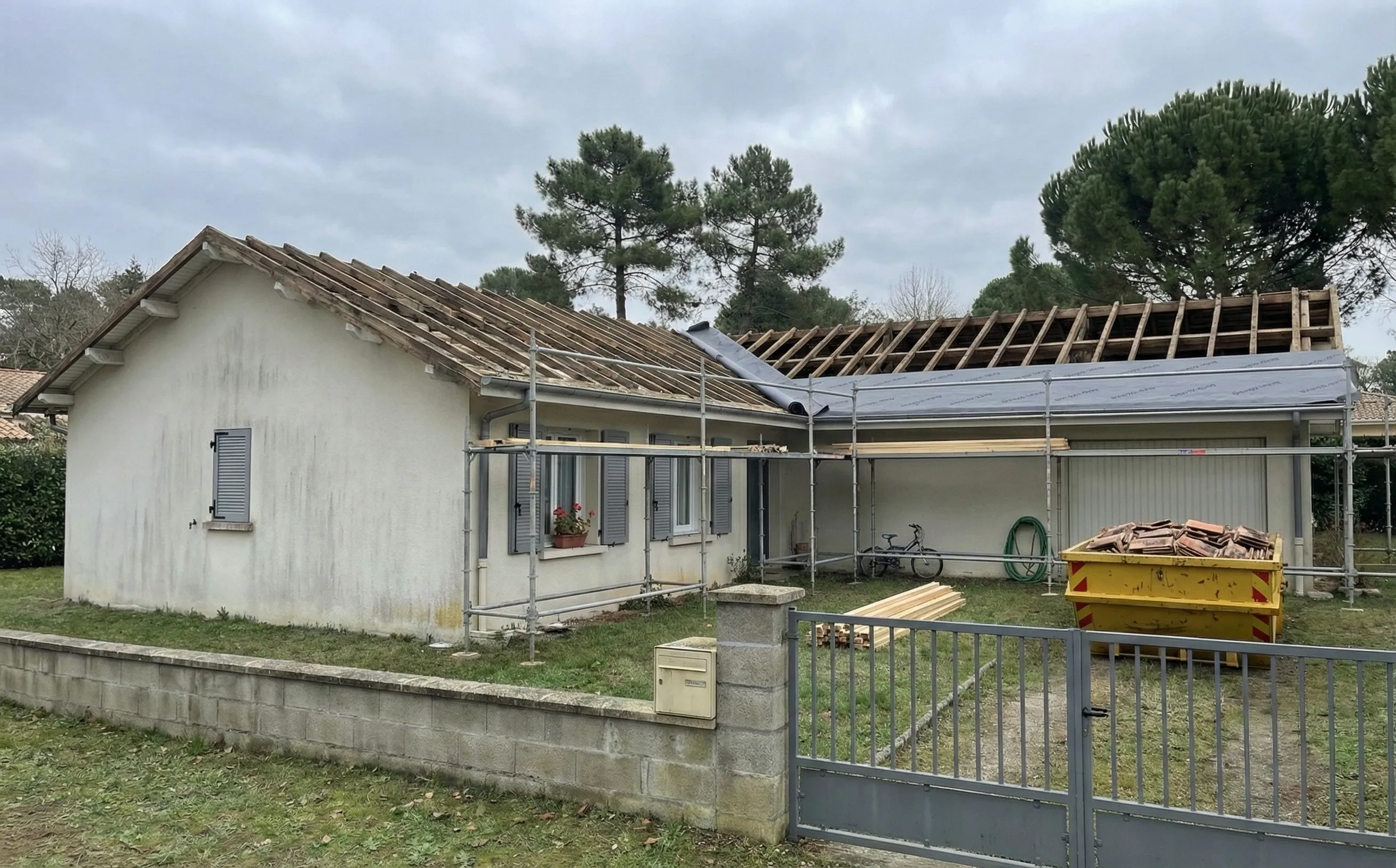 Écran sous-toiture HPV en cours de pose sur chevrons chêne lors de rénovation à Pessac Alouette