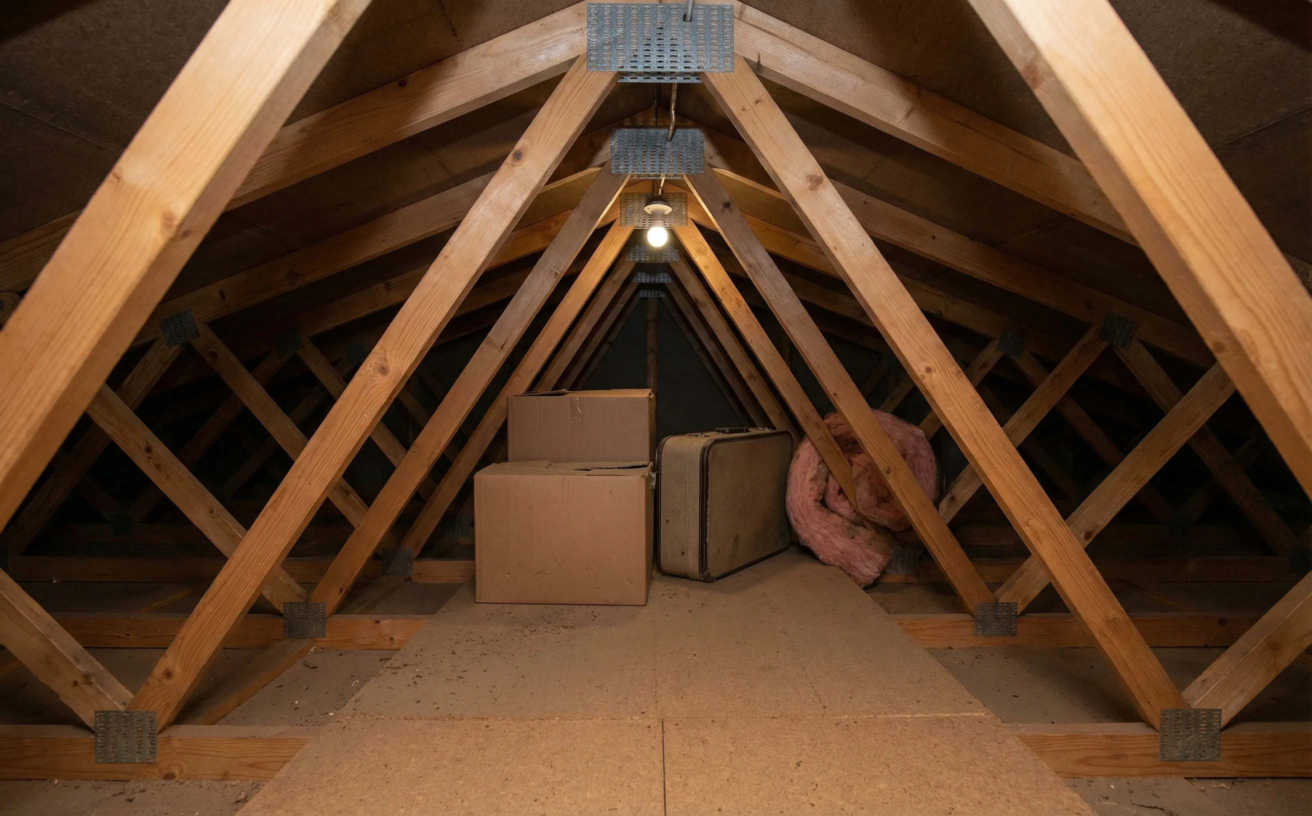 Fermettes industrielles dans les combles d'un pavillon des années 80 à Pessac