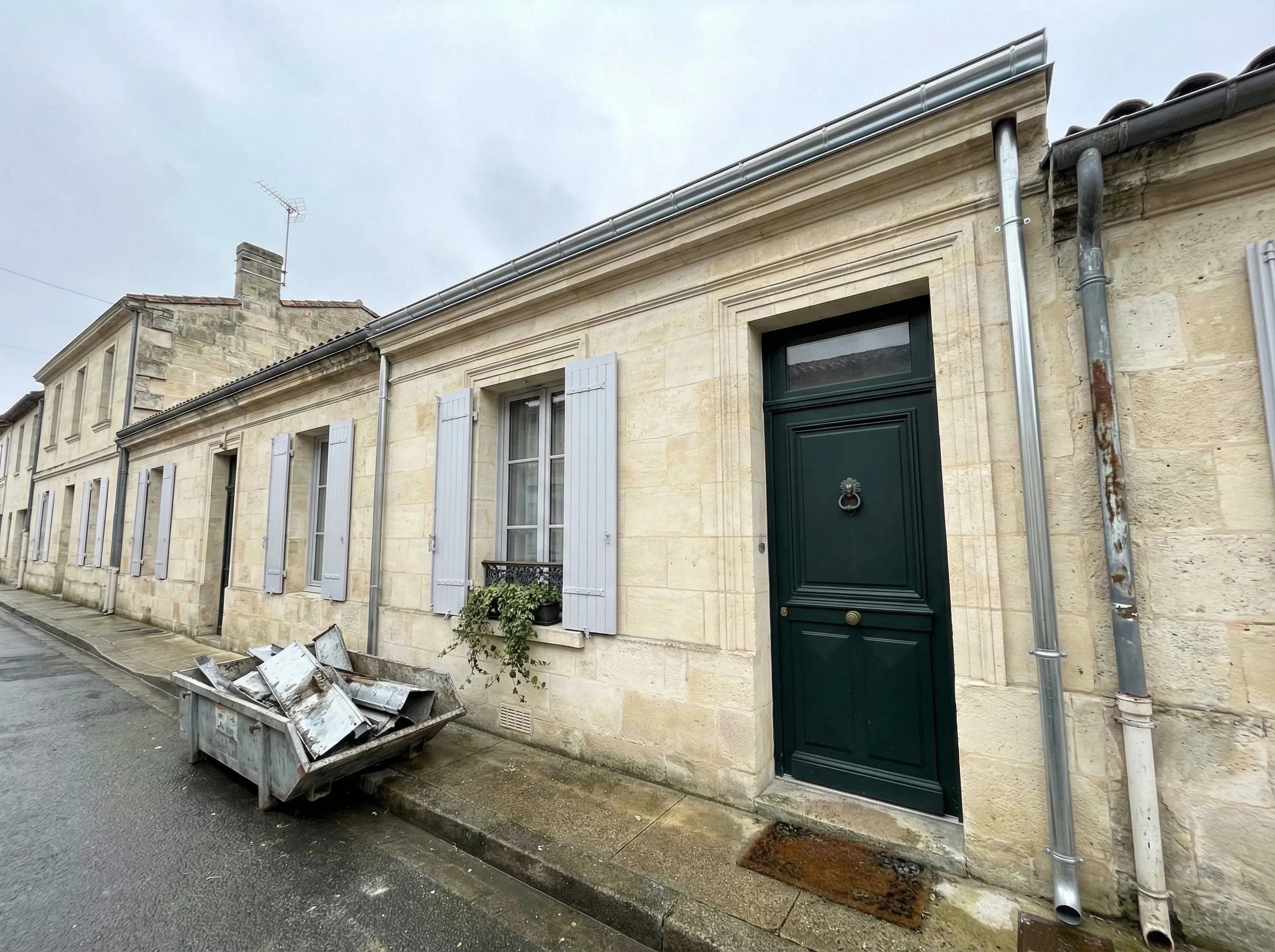 Remplacement de gouttières et descentes en zinc sur maison de ville à Pessac-Centre : résultat
