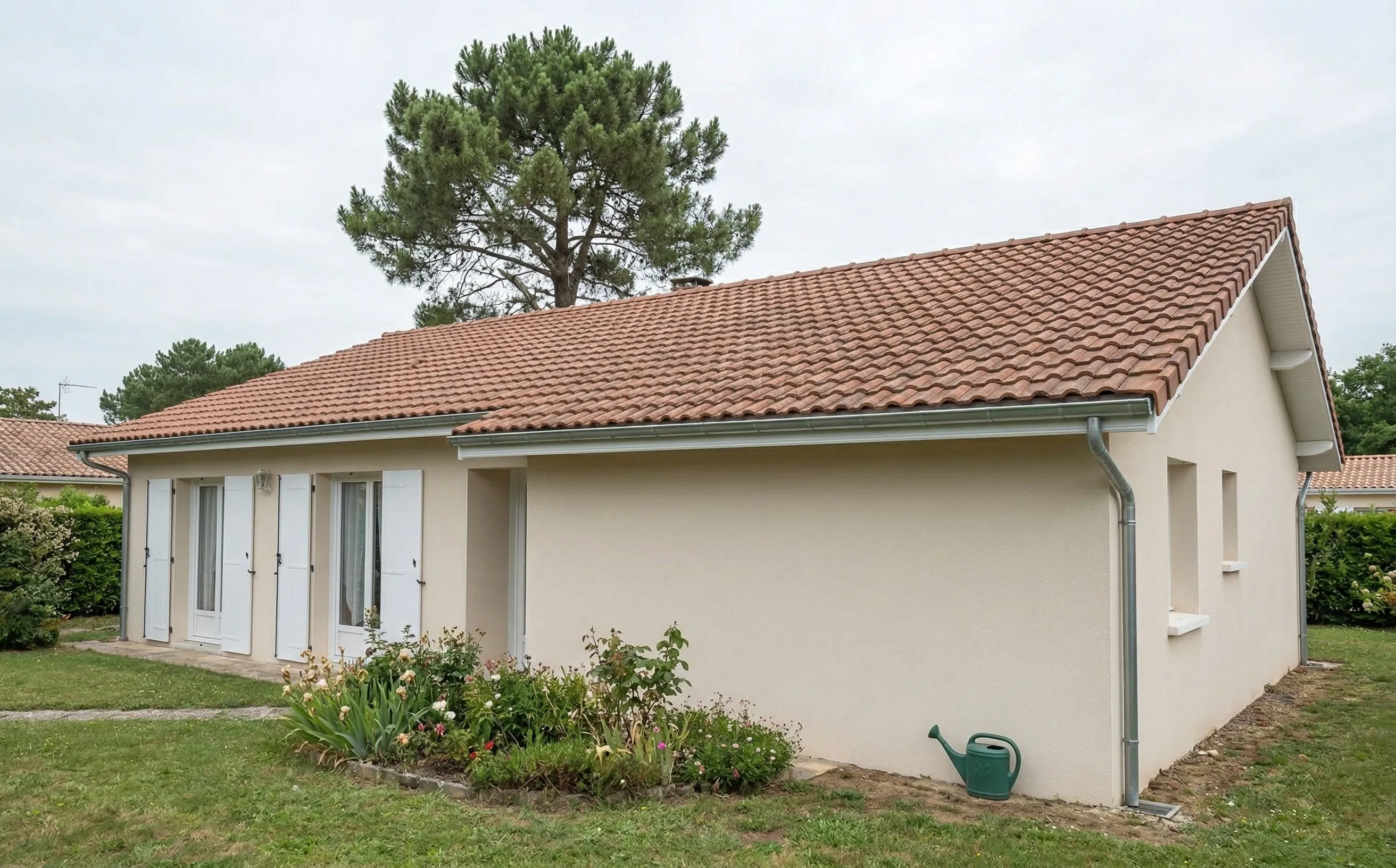 Pavillon girondin vu depuis le jardin après rénovation de toiture avec tuiles mécaniques et gouttières zinc