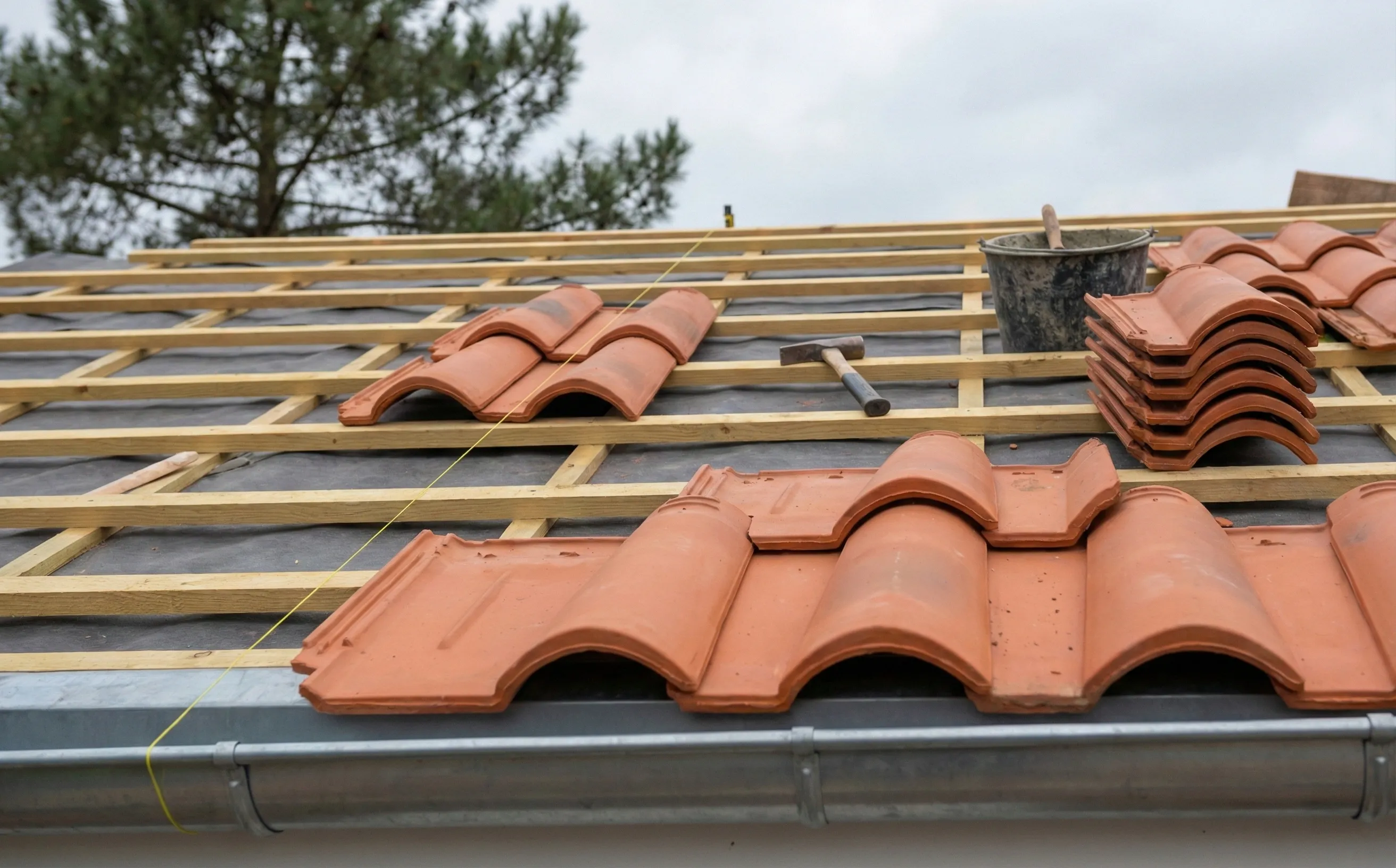 Tuiles canal terre cuite neuves posées au cordeau sur liteaux lors de rénovation à Pessac Alouette