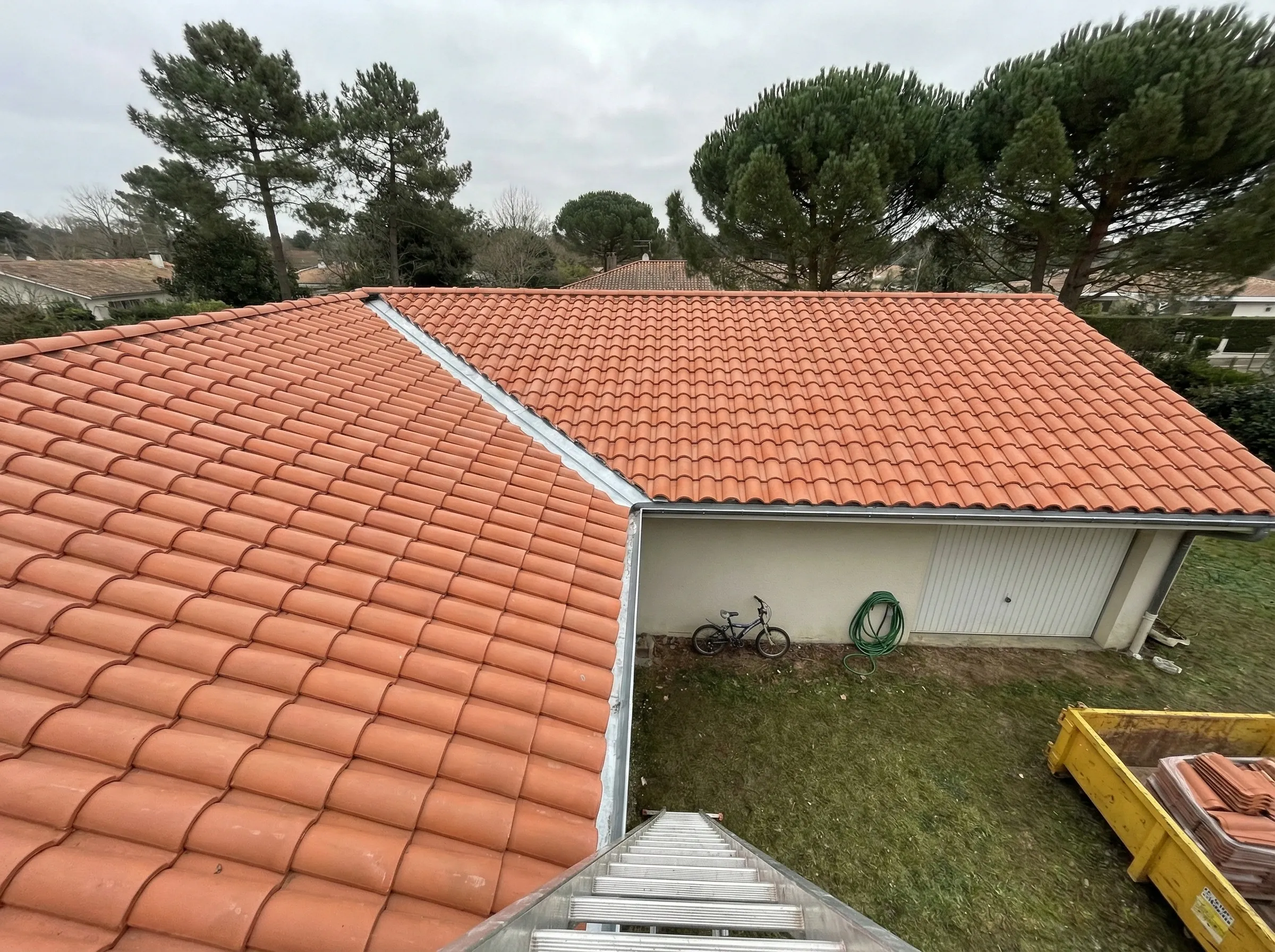 Rénovation complète de toiture en tuiles canal à Pessac, quartier Alouette : résultat