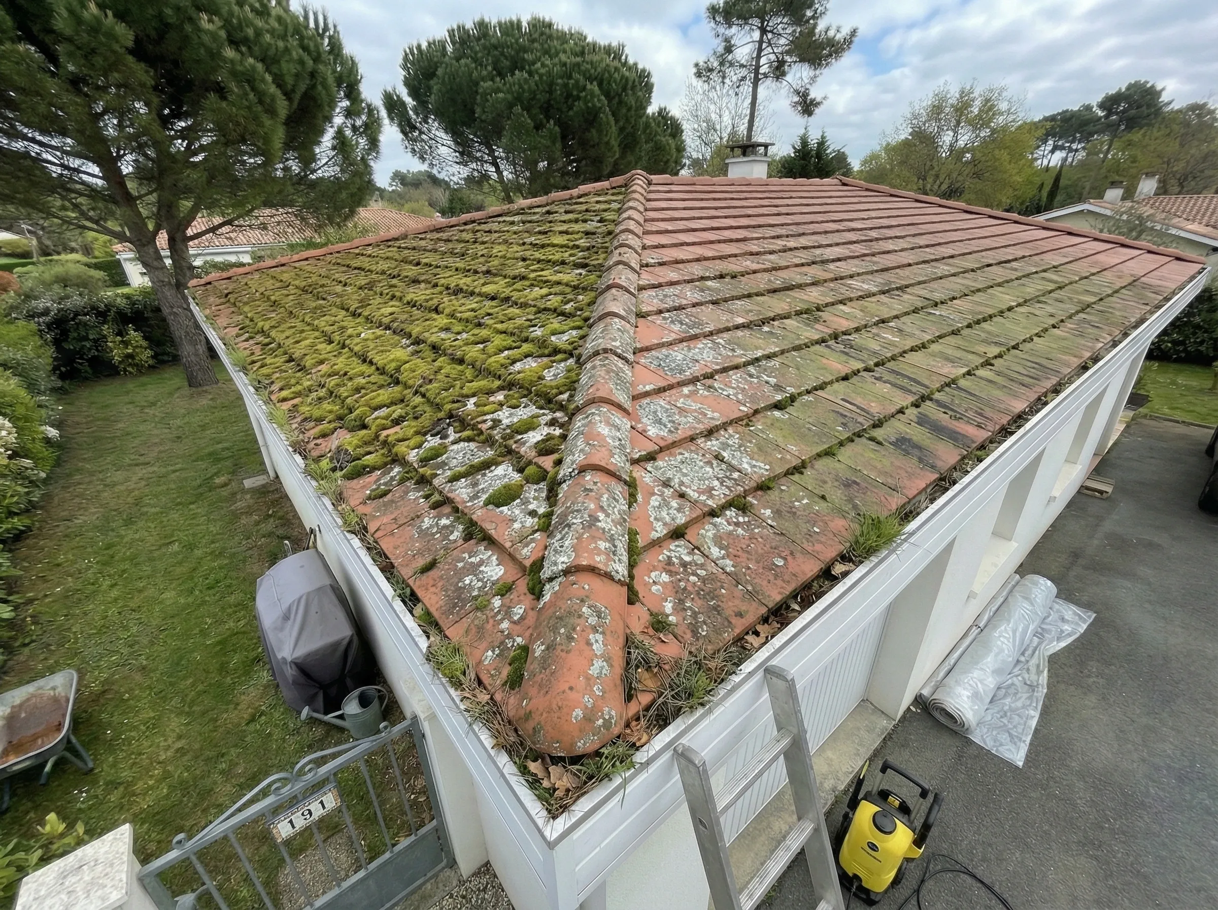 Toiture en tuiles mécaniques envahie de mousse et lichens sur pavillon plain-pied à Pessac Cap de Bos
