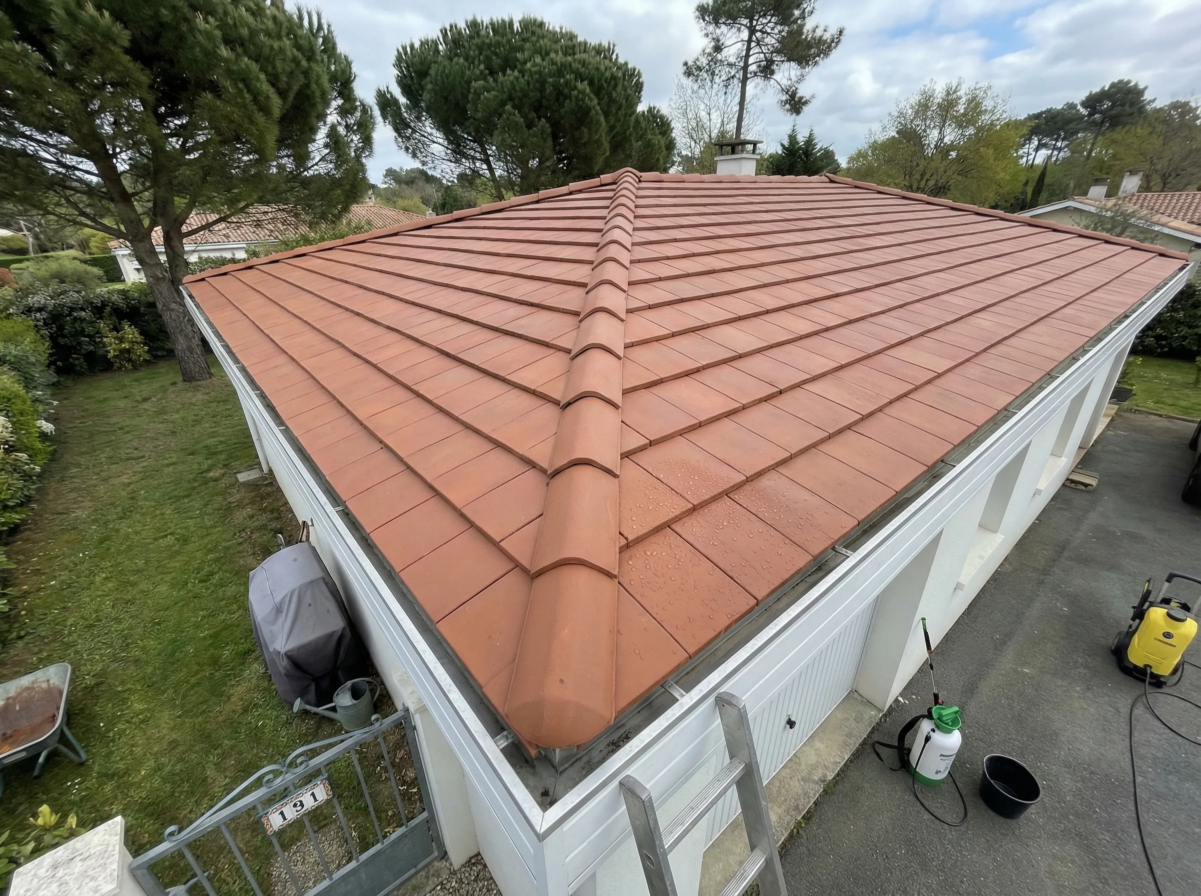 Nettoyage et démoussage de toiture en tuiles mécaniques à Pessac, quartier Cap de Bos : résultat