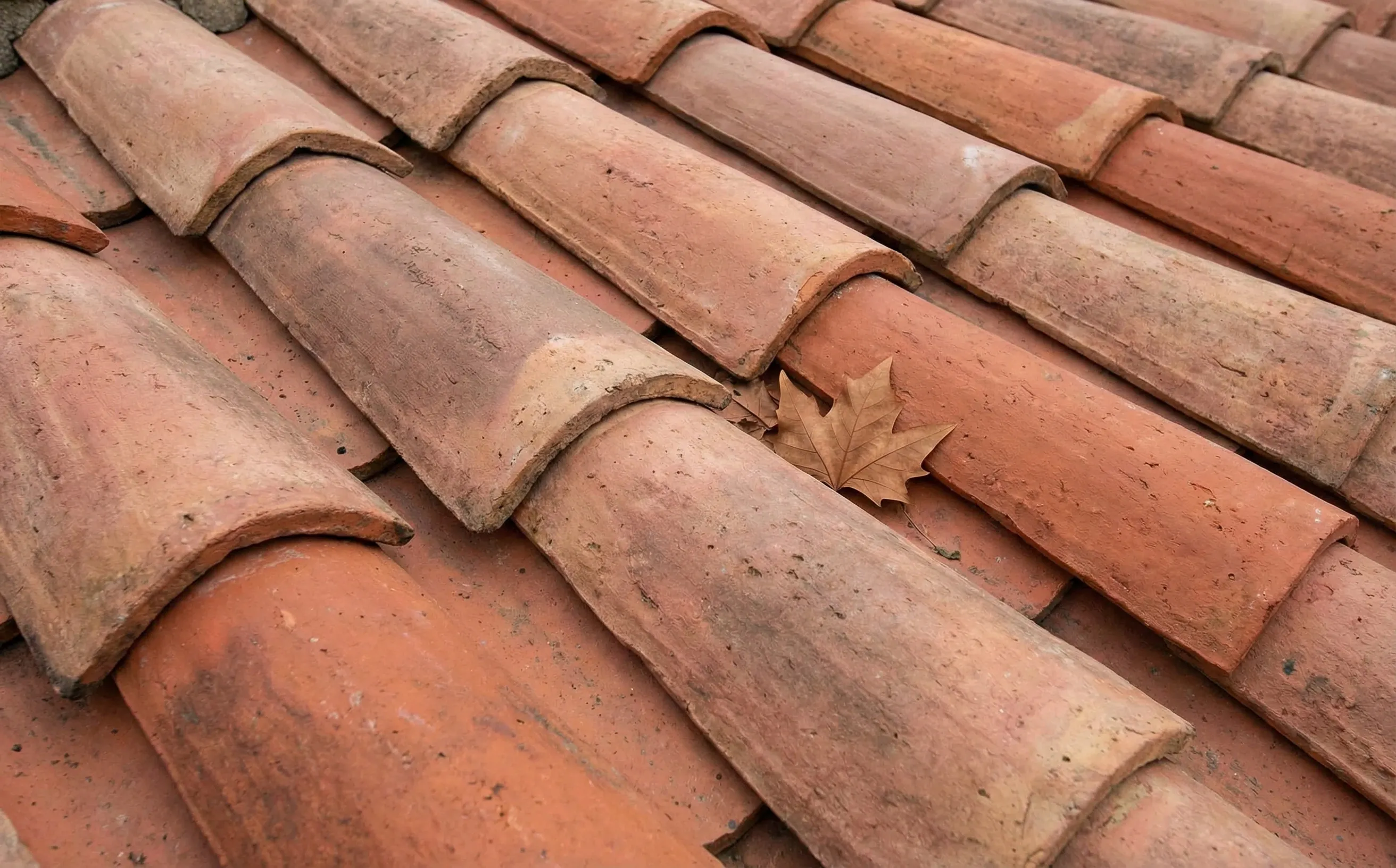 Tuiles canal en terre cuite montrant le systeme courant-couvrant avec galbe traditionnel